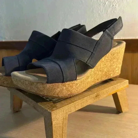 Clark’s Ultimate Comfort Blue Leather Wedge Sandals - Picture 2 of 7